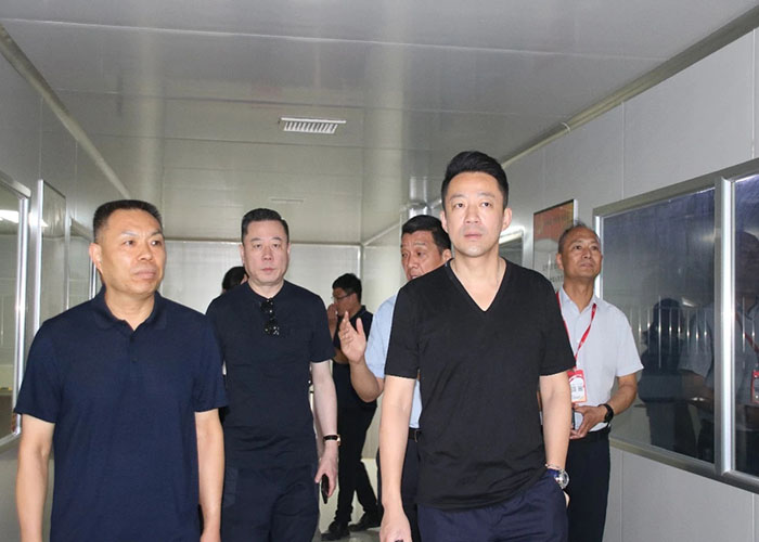 麻六記董事長汪小菲參觀麗星酸辣粉產業基地